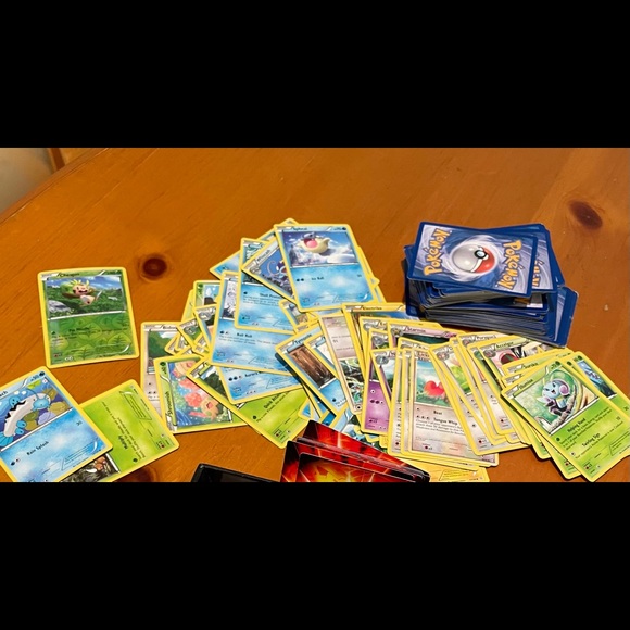 239 assorted Pokémon trading cards. - Picture 5 of 7